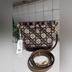 NWT 😍😍 BEAUTIFUL Tory Burch bucket/ Cross-body purse. 🌟🌟